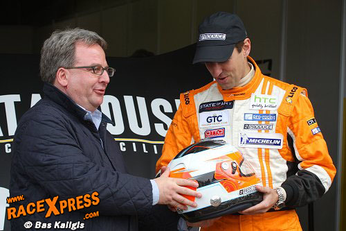 Yvo Alexander overhandigd helm Bleekemolen